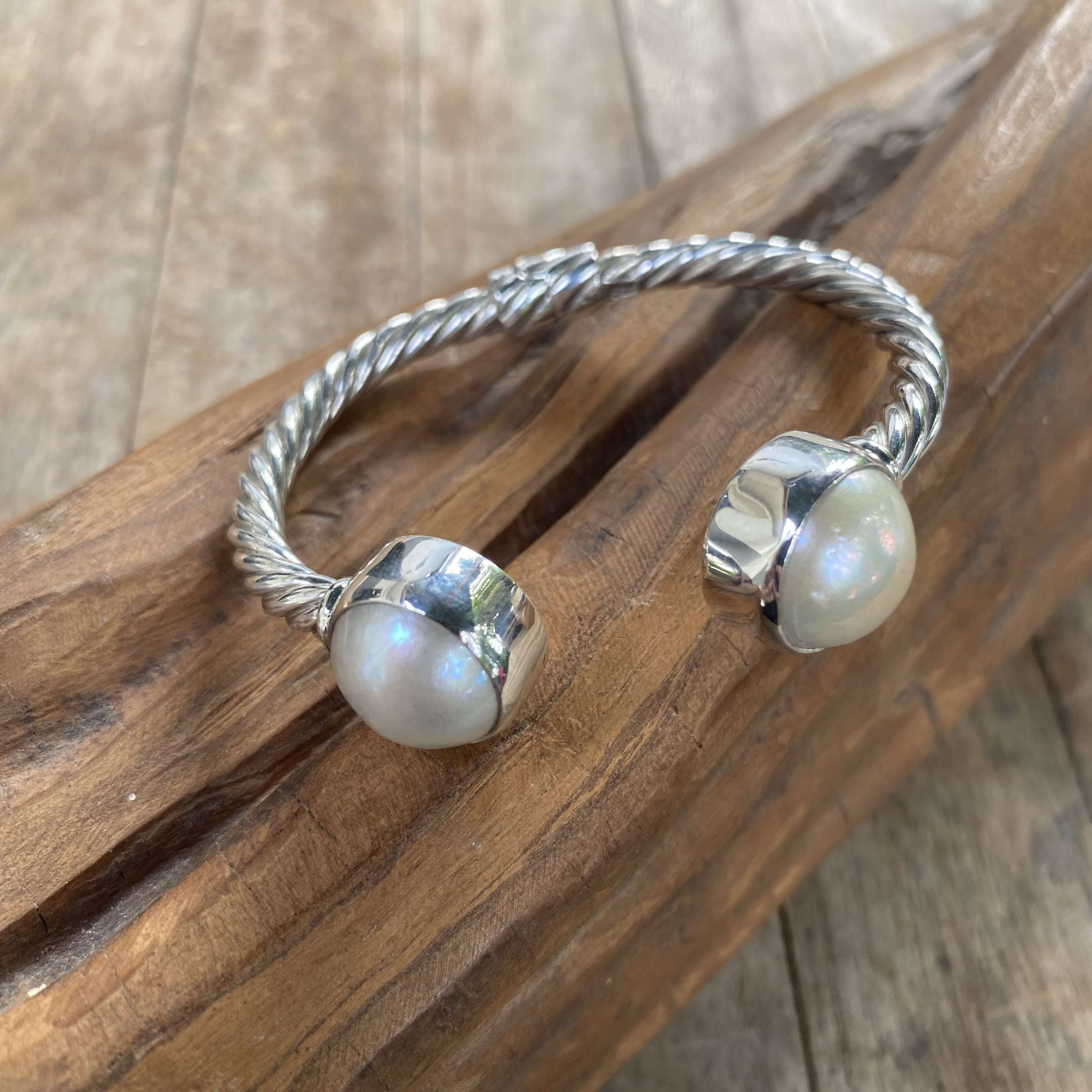 (HANDMADE 925 BALI STERLING SILVER FILIGREE BRACELET WITH WHITE MABE PEARL)